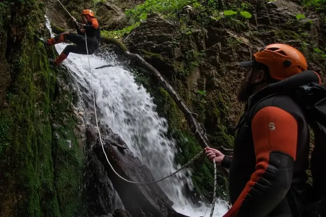 Canyoning nel canyon Dzmuisi da Kutaisi con 12 cascate e 8 discese