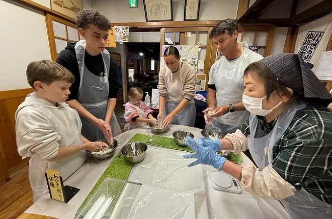 Tour culinaire à Nagano : Préparez des oyaki et découvrez les ruelles historiques