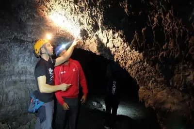 Explora el tubo de lava en la cueva de las Palomas con guía experto