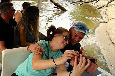 Scopri la fauna selvatica con un tour in barca a palo verde, avvista scimmie e uccelli, poi immergiti nella cultura della blue zone con tortilla e ceramica fatte a mano.