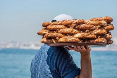 Start im lebhaften beşiktaş markt, fähre über den bosporus, türkisches frühstück, honig & süßes probieren, Üsküdar mit snacks und lokalem guide entdecken.