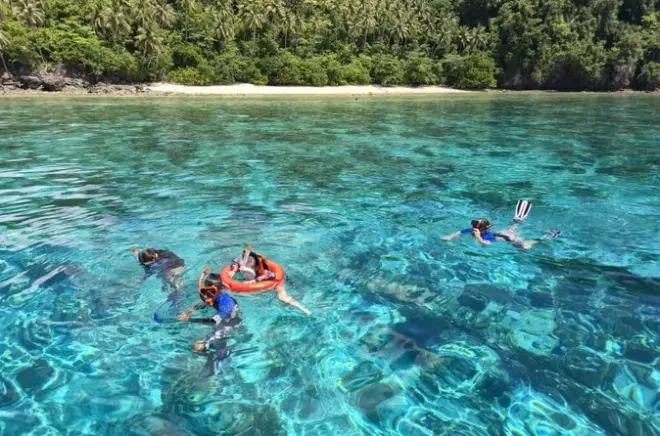 Mergulho com snorkel em Semporna: 3 locais com guia e almoço