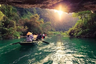 Erlebe ninh binh privat mit bootstour in trang an, radfahren durch reisfelder und besuch der bich dong pagode. flexibel und familienfreundlich.