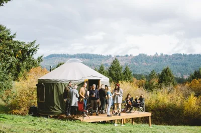 Descubre el valle de willamette en oregón con un tour privado de vinos. recorre viñedos con enólogos, prueba vino directo del barril y disfruta de un almuerzo de la granja a la mesa.