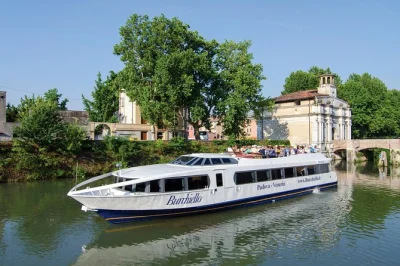 Embarquez à padoue pour une croisière sur la riviera del brenta, avec visites guidées des villas, et arrivez directement à venise. bateau climatisé, guide multilingue et toilettes à bord inclus.
