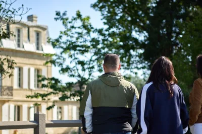 Découvrez les vignobles de margaux depuis bordeaux, dégustez des vins grand cru, échangez avec des experts locaux et immortalisez château margaux. transport et guide inclus.