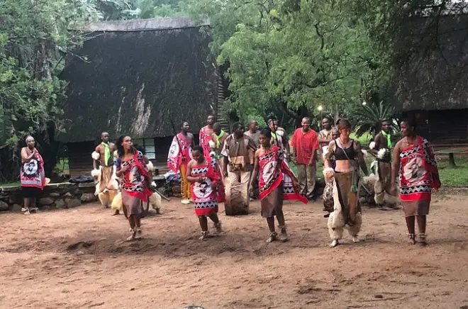 Eswatini Kulturtag ab Maputo: Tanz & Wasserfall