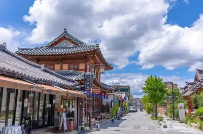 Jeonju Hanok-Dorf & Gyeonggijeon-Schrein: Hanbok-Spaziergang