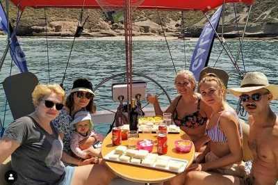 Erlebe die meeresbrise vor teneriffa süd und entdecke wale und delfine bei einer kleinen segelgruppe. inklusive snacks, schnorchelausrüstung und sympathischer einheimischer crew.