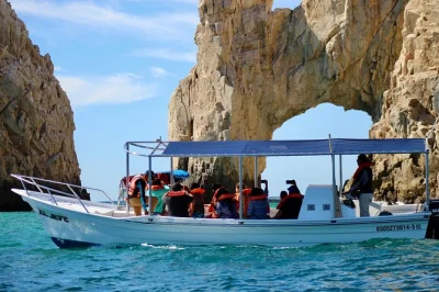 Erlebe eine entspannte glasbodenboot-tour in cabo san lucas, entdecke seelöwen am land’s end und genieße musik sowie lokale geschichten. inklusive guide, wasser und toilette.