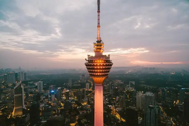 Cena con vista a 360° al ristorante Orbit girevole di Kuala Lumpur