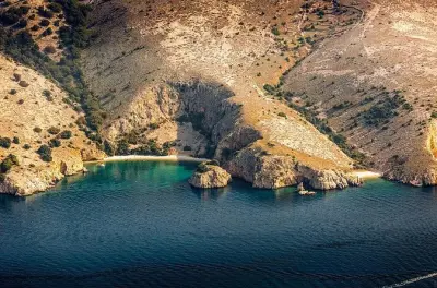 Isla Plavnik desde Punat: Snorkel en la Cueva del Amor y bahías