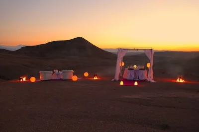 Dîner sous les étoiles dans le désert d’agafay. savourez un tagine marocain, musique berbère et vues sur le coucher de soleil. transfert privé depuis marrakech inclus. réservez vite !