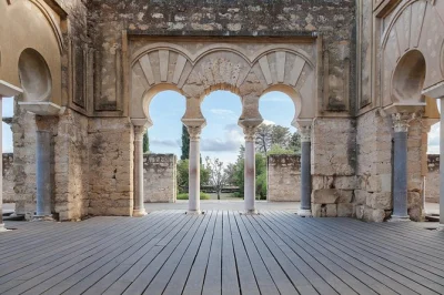 Explore as ruínas de medina azahara perto de córdoba, caminhe por palácios antigos, ouça histórias com guia local e aproveite o transporte fácil incluído.