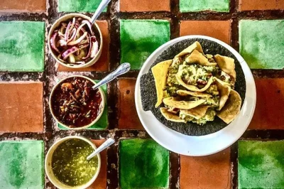 Descubre el centro histórico de cdmx con un guía local, prueba tortillas frescas, mole y más en 7 degustaciones auténticas. punto de encuentro fácil en el centro.