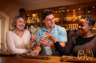 Entdecke die geschichte des irish whiskeys im herzen dublins mit einer geführten museumstour, spannenden verkostungen und lokalen geschichten. inkl. verkostung, galerie-rundgang & optionalem souvenir