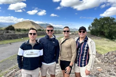 Descubre teotihuacan, disfruta un desayuno en una cueva y prueba pulque, tequila y mezcal. incluye recogida en hotel, guía certificado y entradas.