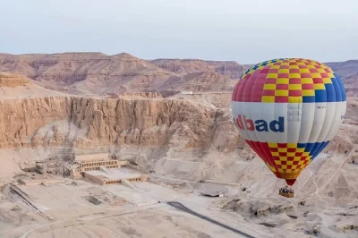 Erlebe den sonnenaufgang über luxor im heißluftballon, entdecke die tempel von karnak und abu simbel und entspanne auf einer 5-sterne nilkreuzfahrt mit allen transfers.