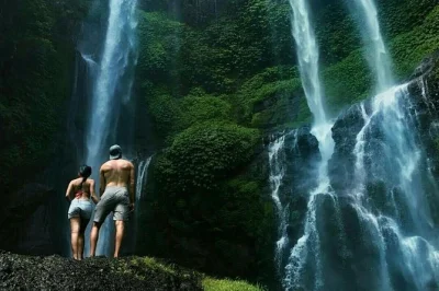 Explorez les cascades de sekumpul et fiji à bali, nagez dans des bassins naturels et glissez sur un toboggan d’eau. inclus : balade en moto, guide local, déjeuner et visite du temple ulun danu.