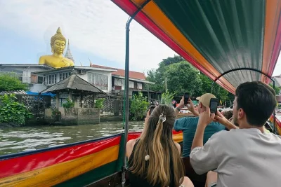 Erlebe das alte bangkok vom kanal aus, bewundere die größte buddha-statue der stadt und schlendere durch ein verstecktes künstlerdorf – inklusive guide und einfacher treffpunkt am pier.