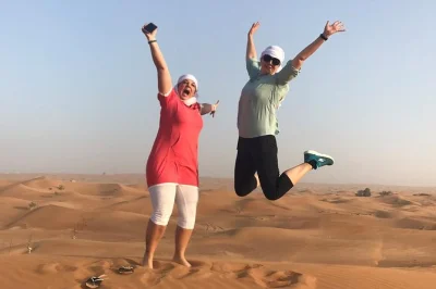 Vivi il deserto di dubai al tramonto tra dune rosse, safari in 4x4, sandboarding, cammelli, cena bbq e spettacolo serale nel campo. include il pick-up.