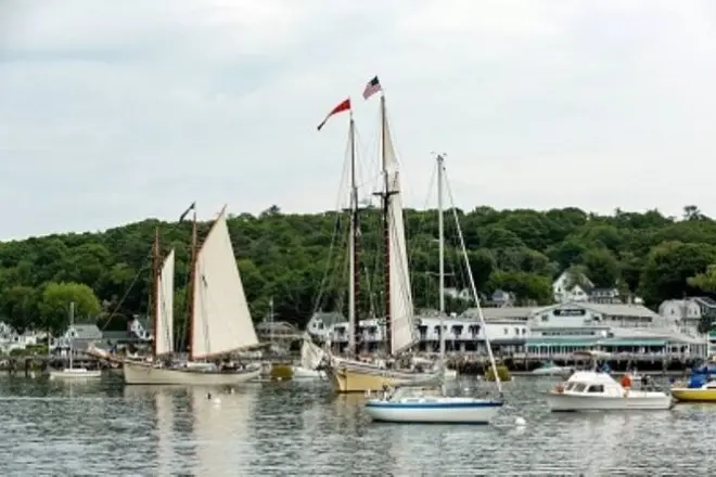 Tramonto a Boothbay Harbor: Vela e manovra le vele