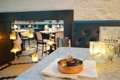 Descubre glasgow con un guía local en un tour a pie por merchant city, probando platos escoceses, bebidas y escuchando historias. incluye comida completa y punto de encuentro fácil.