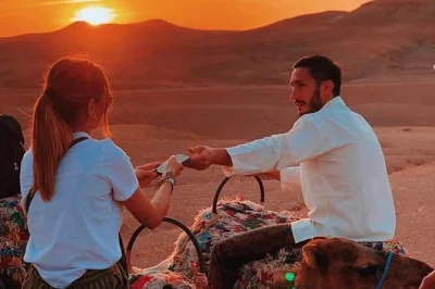 Découvrez une balade à dos de chameau au coucher du soleil, un dîner marocain authentique et un spectacle vivant dans le désert d’agafay près de marrakech. transfert hôtel et guide local inclu