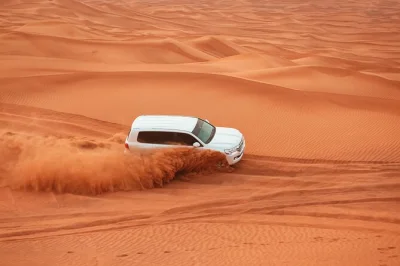 Vivez l’aventure des dunes rouges de dubaï avec dune bashing, balade à dos de chameau, sandboard, spectacles vivants et dîner bbq. prise en charge à l’hôtel et guide local inclus.