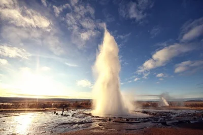 Descubre la fuerza de gullfoss, el géiser strokkur en acción y disfruta helado casero en una excursión al círculo dorado desde reikiavik. incluye recogida y guía local.
