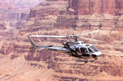 Erlebe eine 90-minütige helikoptertour ab las vegas über lake mead, hoover dam und den grand canyon west rim. inklusive hoteltransfer und erfahrenem pilot.