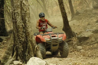 Vivez l’adrénaline d’une balade en quad sur les sentiers de la sierra madre à puerto vallarta, plongez dans un canyon, et terminez par une dégustation de tequila. transfert et guide local inclu