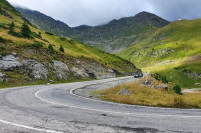 Prenota un tour privato sulla transfagarasan da bucarest. visita curtea de arges, la diga di vidraru, il lago balea e il castello di poenari in un giorno. flessibile e guidato.