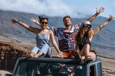 Erlebe mauis wilde seite auf einer privaten road to hana-tour mit wasserfallbädern, geheimen stränden und lokalen köstlichkeiten. inklusive abholung, snacks und erfahrenem guide.