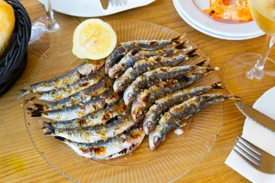 Découvrez la scène culinaire de malaga lors d’une balade tapas avec dégustations, anecdotes locales et douceurs sucrées, guidée en petit groupe.