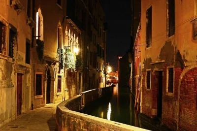 Scopri venezia dopo il tramonto: passeggia tra vicoli silenziosi, ammira piazza san marco illuminata e ascolta leggende locali con una guida. pickup incluso per tour privati.