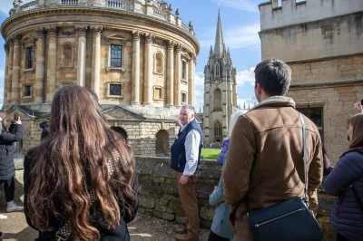Recorre las calles emblemáticas de oxford, entra en colegios históricos y descubre curiosidades universitarias en un tour a pie de 90 minutos con guía local y entradas incluidas.
