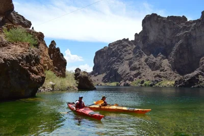 Erlebe den colorado river bei einer geführten kajaktour zur emerald cave ab las vegas – inklusive mittagessen, tierbeobachtungen und optionalem hoteltransfer für eine entspannte buchung.