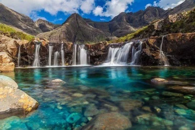 Descubre la salvaje isla de skye, nada en las fairy pools, prueba whisky en talisker y recorre el castillo eilean donan con guía local y recogida incluida.