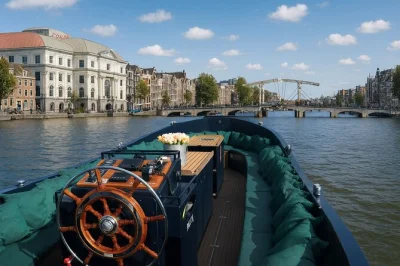 Découvrez amsterdam autrement lors d’une croisière en bateau ouvert avec guide local, boissons à volonté et anecdotes authentiques. couvertures et ponchos inclus pour plus de confort.