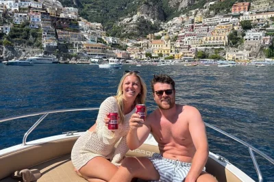 Starte deine private bootstour an der amalfiküste ab sorrent oder positano, schwimme bei li galli, entdecke versteckte buchten und genieße drinks an bord mit einem einheimischen kapitän.