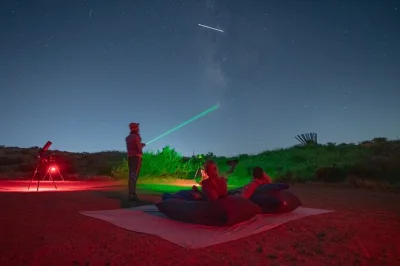 Erlebe die klare wüstenluft beim sternegucken in joshua tree mit einem profi-astronomen, bequemen loungesesseln, heißen getränken und starken teleskopen. inklusive decken & spannende geschichten.