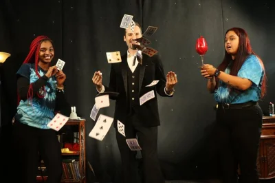 Découvrez le spectacle dîner magie et comédie outta control à orlando : improvisation, pizza et boissons à volonté, ambiance déjantée. entrée à wonderworks incluse avec le vip combo.