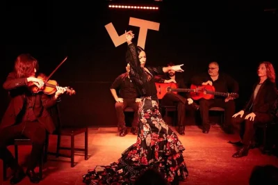 Sinta a energia de madrid no las tablas flamenco, perto da plaza de españa. música ao vivo, dança apaixonada e gastronomia espanhola. inclui bebida ou jantar.