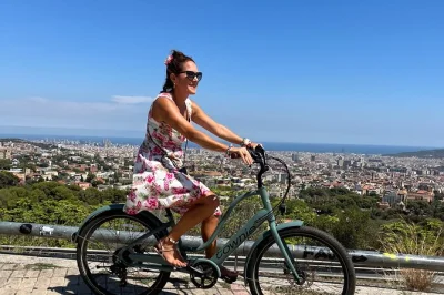Entdecke barcelonas viertel per e-bike mit englischem guide. fahr durch parks, gassen und entlang des strands. inklusive rad, helm und wasserflasche.