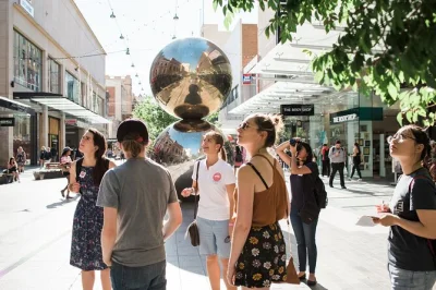 Scopri adelaide con una guida locale, passeggiando tra rundle mall, victoria square e concludendo al central market. include guida e offerta caffè a 5$.