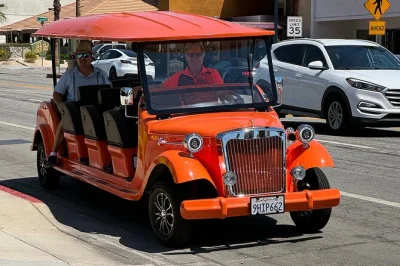 Comece sua aventura em palm springs com um tour de carrinho de golfe, provando petiscos e drinks locais, vendo casas de celebridades e parando no centro da cidade—com guia incluso.