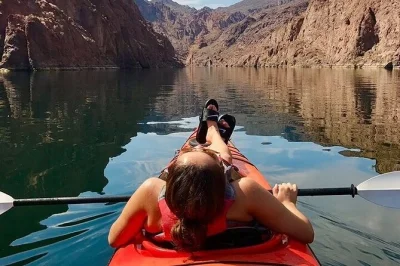 Grand canyon hubschrauberflug und entspannte kayak- oder rafting-tour am colorado river mit abholung vom hotel in las vegas und allen gebühren inklusive.