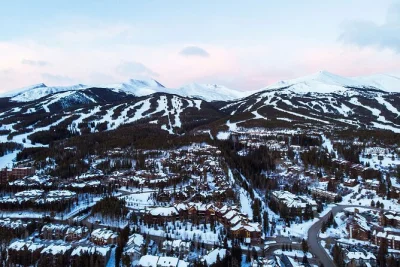 Respire o ar puro das montanhas no red rocks, atravesse o loveland pass na continental divide e explore as ruas de breckenridge com guia local e transporte incluso.