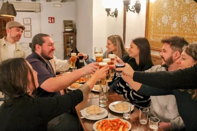 Découvrez le centre historique de madrid avec un guide local, dégustez de vraies tapas et vins espagnols dans quatre tavernes typiques. groupes réduits, repas complet, histoires mémorables.